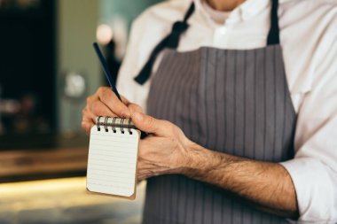 dizüstü bilgisayarda sipariş alan barmen yakın çekim