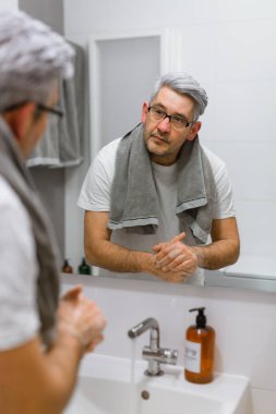 Olgun adam banyoda el yıkama