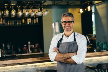 Cafe Bar sayaç önünde ayakta geçiş kolları ile barmen