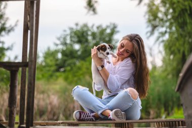 köpeği açık oynayan kadın