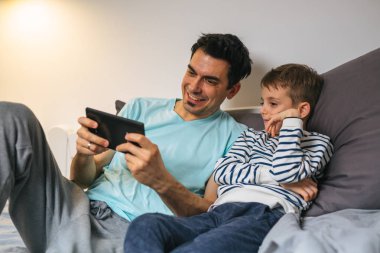Tablette birlikte oyun oynuyoruz.