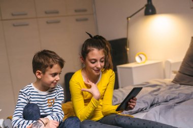 onlar tablette oyun oynarken birlikte zaman geçirmek ister