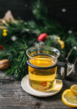 Noel dekorasyonu ile ahşap masada çay bardağı