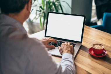 Adam laptop ve içme kahve ile online çalışma