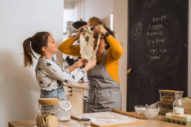 pizza hamuru mükemmel. genç kız büyükannesi ile birlikte pişirme