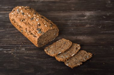 Fotokopi alanı ile kahverengi ahşap arka plan üzerinde dilimlenmiş kronoekmeğin yakın görünümü