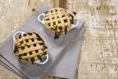 Rustik ahşap parlak masada İngiliz elmalı turta