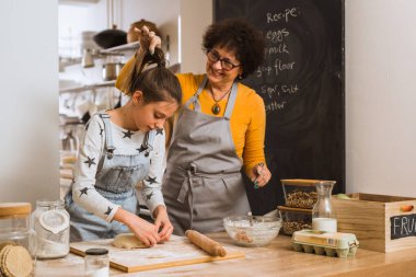 torunu ve büyükanne ev mutfağında birlikte pişirme
