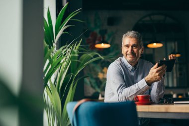 Kafeteryada tablet kullanan adam