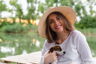 köpeği ile nehirde rahat öğleden sonra