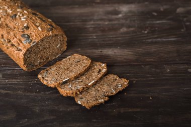 Fotokopi alanı ile kahverengi ahşap arka plan üzerinde dilimlenmiş kronoekmeğin yakın görünümü