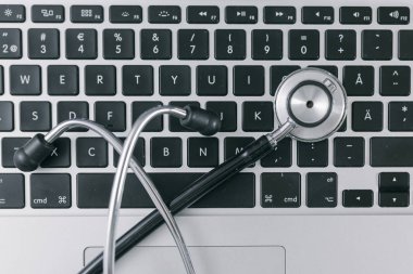 Dizüstü bilgisayar klavyesi ile Stetoskop, tıbbi kavram.
