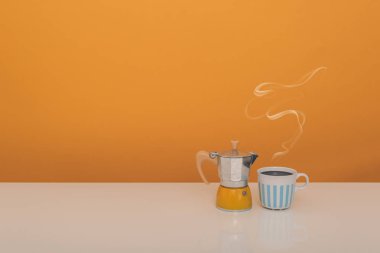 Kopya alanı ile kahve ve moka makinesi Fincan