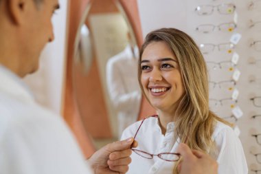 Optik mağazadaki kadın