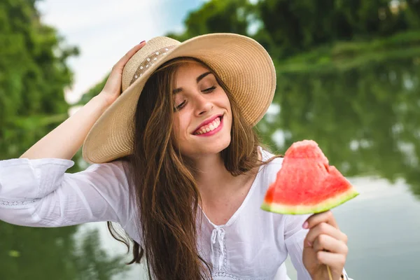 Kvinna med vattenmelon utomhus vid älven — Stockfoto