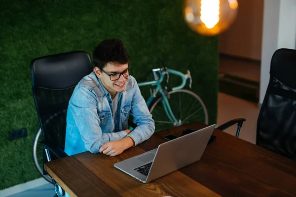 Giovane Dipendente Che Utilizza Computer Portatile Ufficio Moderno — Foto Stock