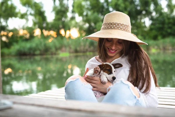 女性の彼女の小さな犬と遊ぶ — ストック写真