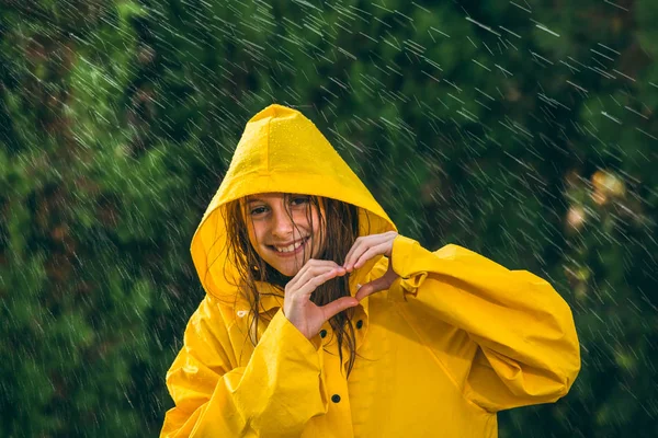 Dziewczyna Żółtym Płaszczu Bawią Się Deszczu — Zdjęcie stockowe