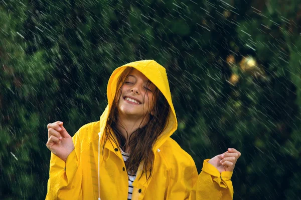 Mädchen Gelbem Regenmantel Hat Spaß Regen — Stockfoto