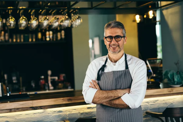 Barman Skrzyżowanie Broni Stoi Przed Kontrą Kawiarni Bar — Zdjęcie stockowe