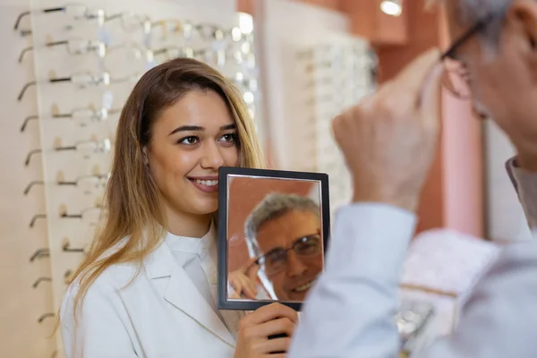 Feminino Óptico Ajudando Cliente Masculino Para Encontrar Melhores Óculos Loja — Fotografia de Stock