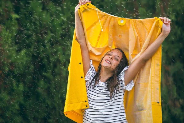 Dziewczyna Korzystających Lato Deszczowe Dni Żółtym Płaszczu Rosnących Rękach — Zdjęcie stockowe