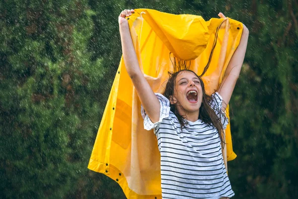 Dziewczyna Żółtym Płaszczu Rękach Krzycząc Korzystających Deszczowy Dzień — Zdjęcie stockowe