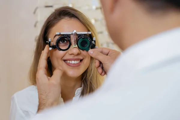 Zkouška na oko. zaostřená ženy v brýlích kontrola zraku na klinice — Stock fotografie