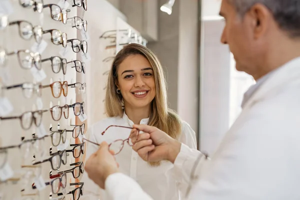 Oftalmologista Dando Óculos Para Mulher Loja Óptica — Fotografia de Stock