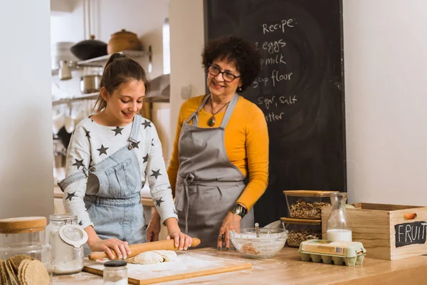 torunu ve büyükanne ev mutfağında birlikte pişirme