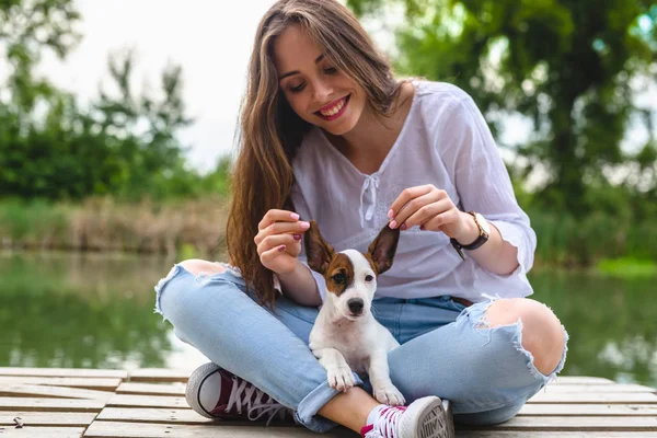nehir rıhtımda onu köpek yavrusu ile oynarken kadın