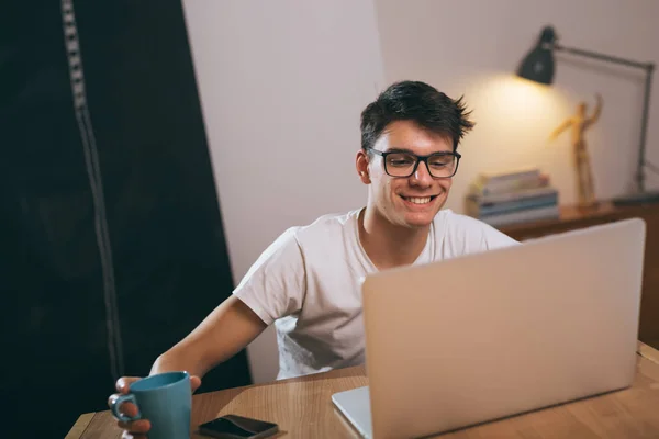 Ragazzo Adolescente Utilizzando Computer Portatile Nel Suo Appartamento — Foto Stock
