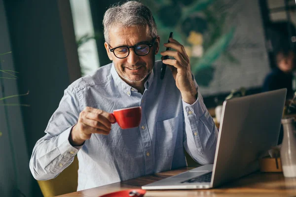 Biznesmen Przy Użyciu Telefonu Komórkowego Kawiarni Przerwę Kawę — Zdjęcie stockowe