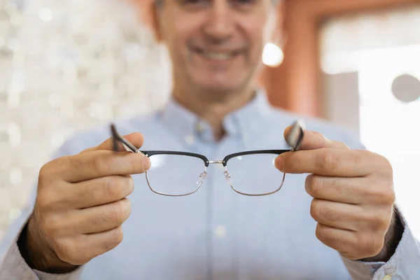 Closeup Muže Držící Brýle Fotoaparátu — Stock fotografie