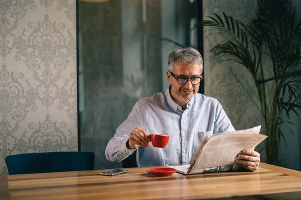Uśmiechnięta Biznesmen Czytanie Gazety Picie Kawy Nowoczesnej Kawiarni Bar — Zdjęcie stockowe