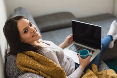 Rahat evde laptop kullanarak kadın üst görünümü