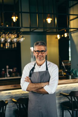 Cafe Bar sayaç önünde ayakta geçiş kolları ile barmen