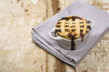 ahşap rustik masada elmalı turta