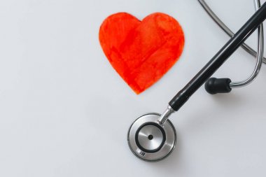 Kırmızı kağıt kalpli stetoskop, tıp konsepti.