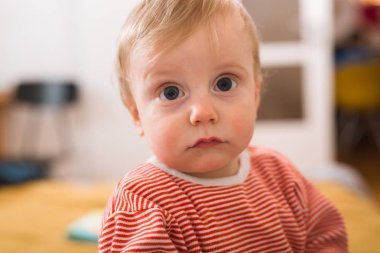 Çizgili Jumper sevimli bebek çocuk portresi