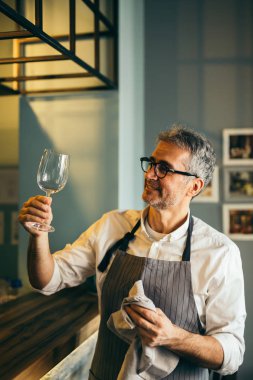 Barmen kafe barda gözlük temizleme 
