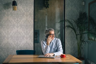 Cafe Bar smartpone kullanarak aktif işadamı