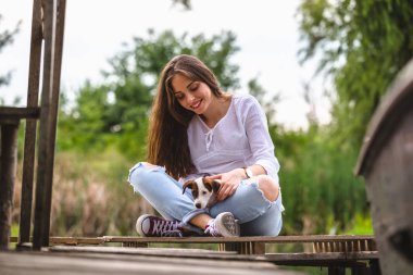 nehir rıhtımda onu köpek yavrusu ile oynarken kadın