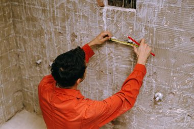Handyman önlem alıyor. banyo yenileme