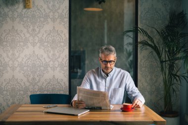 Cafe barda adam içme kahve ve gazete okuma