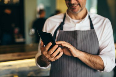 Barman kafe barda tablet kullanarak online sipariş alarak