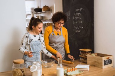 büyükanne nasıl pizza hazırlamak için torunu öğretim