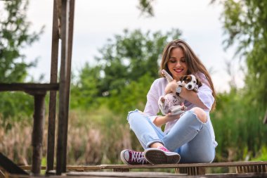 köpeği açık oynayan kadın