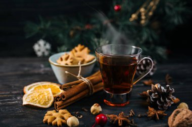 Sofrada baharatlar ve noel dekorasyonu ile mulled şarap natürmort 