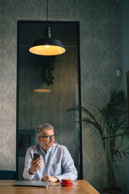 Cafe Bar smartpone kullanarak aktif işadamı